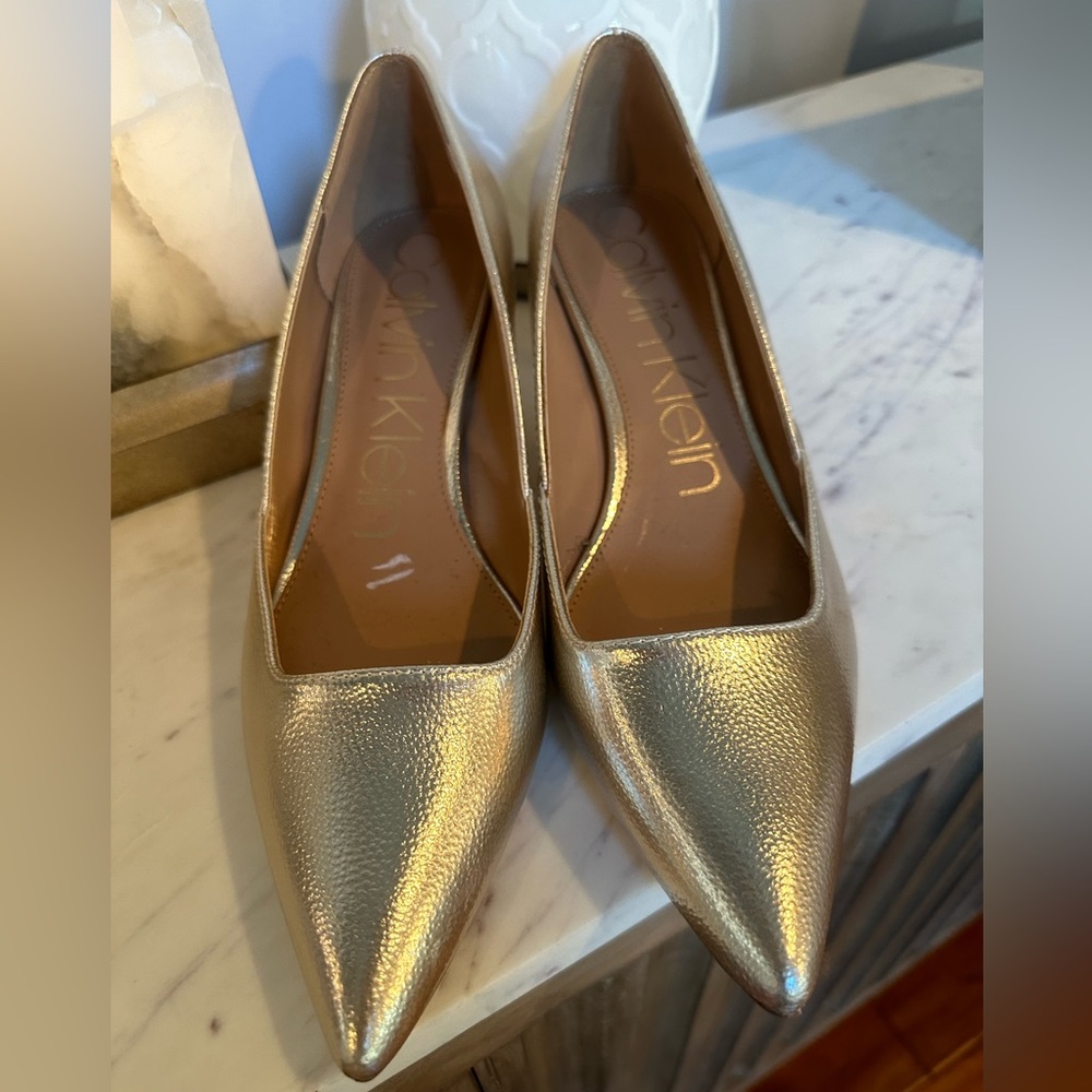 Womens Gold Leather Calvin Klein kitten heel pumps, size 9.5. Worn once!